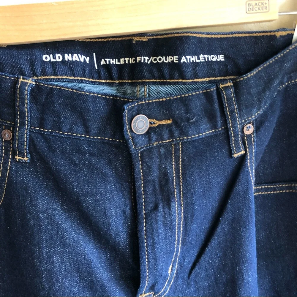 Old Navy Dark Wash Athletic Cut Straight Leg Jeans w/ Built in Flex. W38 x L32